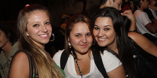 Renata Castaldi, Camila Galetti e Marilaine Lima em agito universitário
